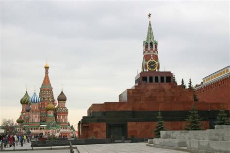 Here rests vladimir lenin, father of communist russia, leader of the former ussr. Lenin-Mausoleum (Moskau, 1924) | Structurae