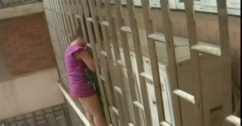 Globo News Menina de anos fica presa em janela do º andar em prédio na China