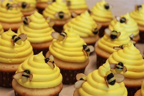Bee Cupcakes Bee Cupcakes Piece Of Cakes Cookie Decorating