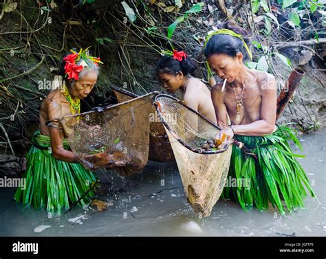 les mentawai l ouest de sumatra l île de siberut l indonésie 16 novembre 2010 les femmes