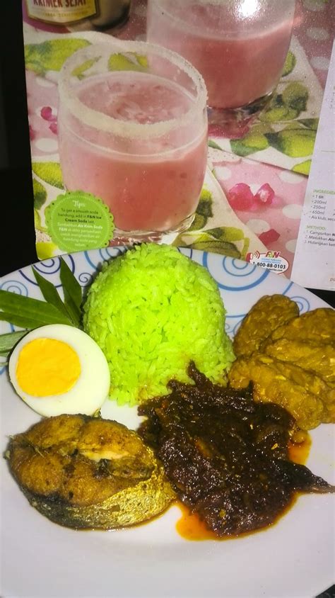 Nasi lemak is the iconic malaysia food. namakucella: NASI LEMAK HIJAU