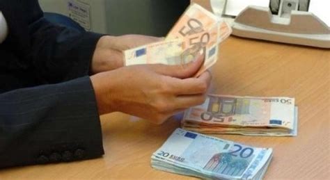 si fingono clienti entrano in banca armati rapinano 4 mila euro