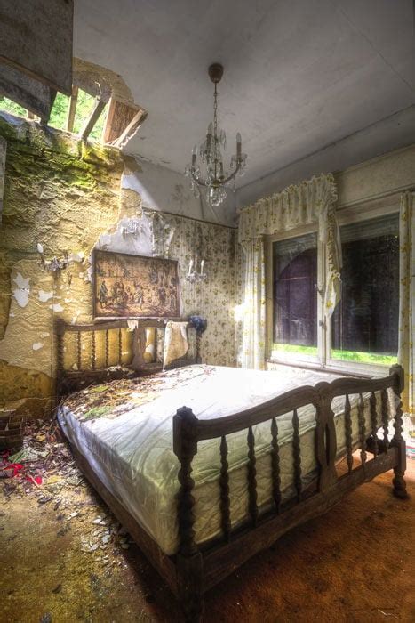 15 Photos Of Abandoned Bedrooms I Found While Exploring