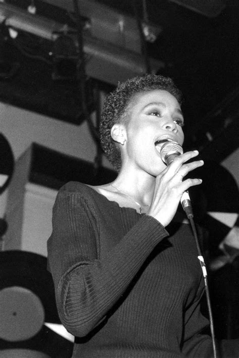 20 Stunning Photos Of Whitney Houston In Her Twenties Whitney Houston Singer Whitney