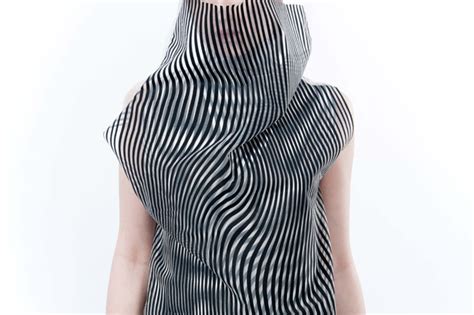 Ss17 Fashion Design Uses Optical Illusion To Create Motion Illusion For