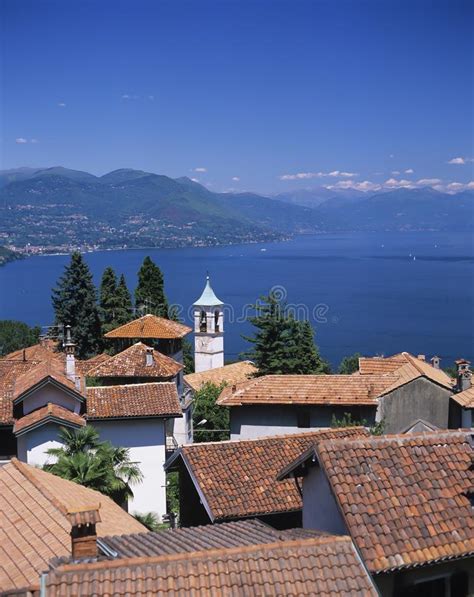 Panorami e rocca di angera, albe, tramonti, paesi come arona, meina, lesa, stresa STRESA, LAGO MAGGIORE L'Italia Fotografia Stock - Immagine ...