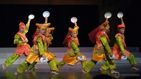 Penari adalah seseorang yang menyajikan tari dengan menggerakkan tubuh secara berirama dan penuh penghayatan untuk mengungkapkan perasaan, maksud tertentu serta pikiran di atas panggung. Tari Piring, Tarian Khas Asal Sumatera Barat Unik Banget