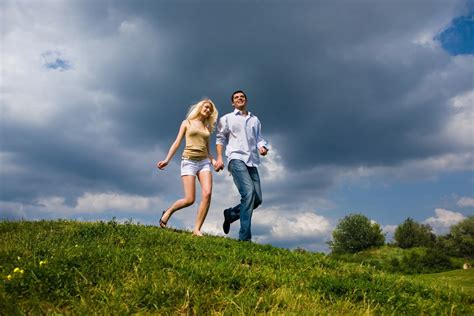 Banco De ImÁgenes Gratis Pareja De Jóvenes Paseando Por Los Paisajes Naturales