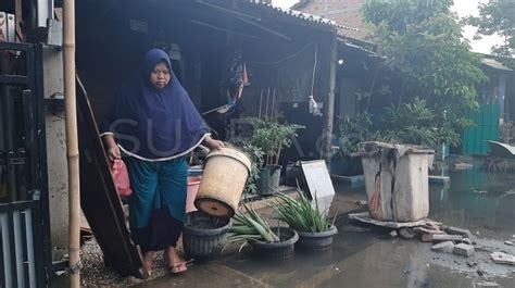 Banjir Surut Warga Di Tambun Bekasi Mulai Bersih Bersih Rumah