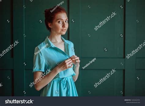 Sexy Redhead Girl Unbuttons Her Dress库存照片1432422731 Shutterstock