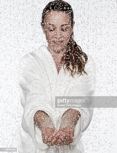 Femme Qui Se Douche De Face Photos Et Images De Collection Getty Images