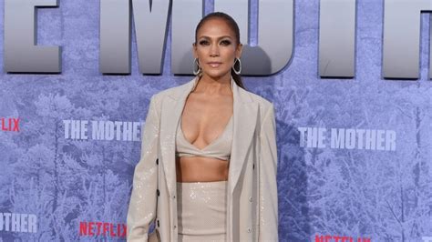 Jennifer Lopez Alla Prima Di The Mother Segue La Moda Del Reggiseno A