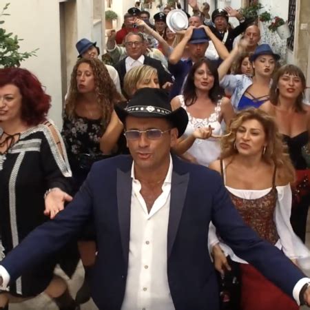 Последние твиты от uccio de santis (@ucciomudu). Uccio De Santis - Devi ridere di più - Stranamente Music