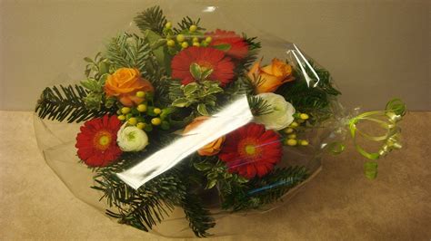 Originell geschenke verpacken und verzieren. Geschenke verpacken Blumenstrauß in Folie einwickeln - YouTube