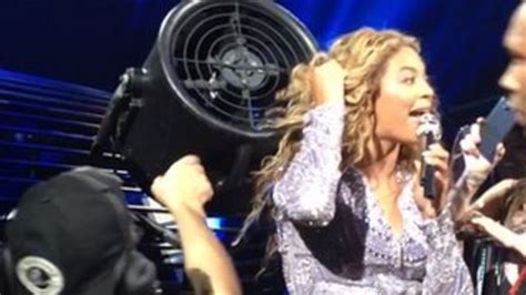 Beyonces Hair Gets Stuck In A Fan Bbc News