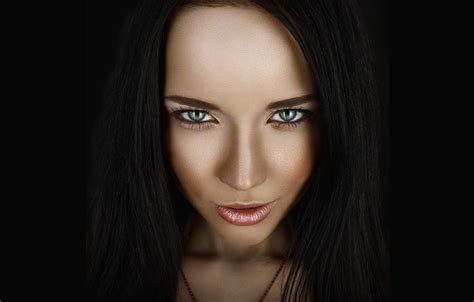 Обои глаза взгляд девушка лицо фон черный страсть модель