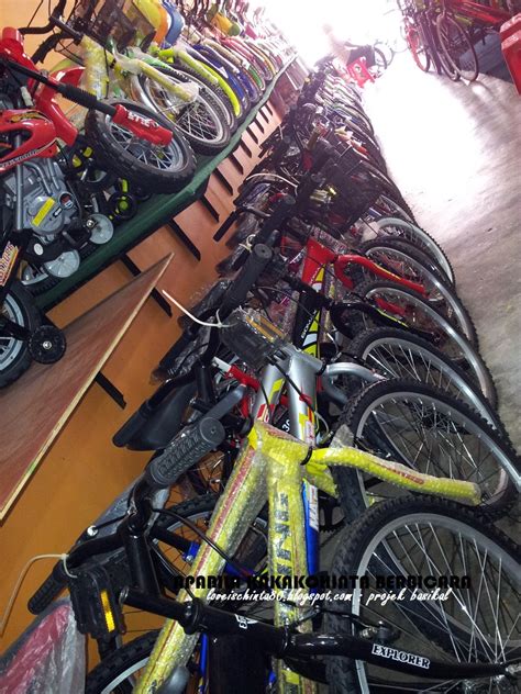 Seorang pekerja membaikpulih basikal lipat di kedai basikal terpakai dari jepun di pekan sabak bernam,selangor. ~apabila Kakakchinta bicara~: Projek Membeli Basikal ...