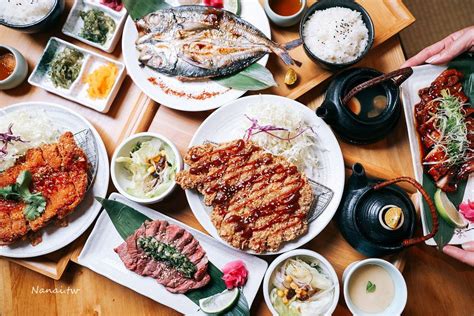 午夜12点，报时钟响起，城市的一隅，属于一家食堂的时间开始了。 菜谱只有猪肉套餐，但你想吃的都可以点。 这就是老板（小林薰 饰）的经营方针。 特殊的风格和怀念. 花壇》九號堂定食專賣店。花壇街也有美味日式定食,光看照片垂涎三尺 - Nana愛旅行札記