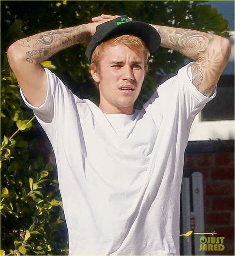 Photo Justin Bieber Goes Shirtless And Flashes His Abs During Walk Around La Photo