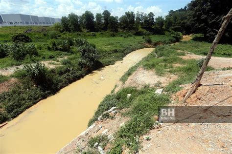 Bomba tidak terima aduan baharu pencemaran sungai. Sungai Kim Kim kini keruh, dipenuhi sampah | Wilayah ...