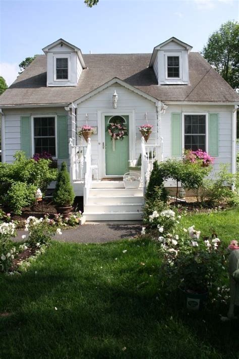 Real Life Homes A Cute Cottage Makeover Shabby Cottage Small