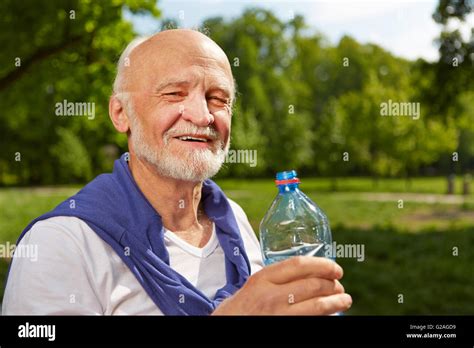 Senior Drink Water Outside Hi Res Stock Photography And Images Alamy