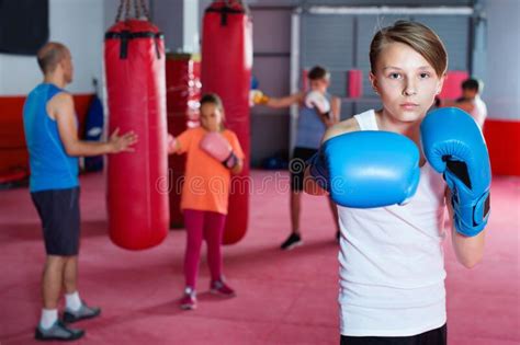 Adolescentes Boxeador Ejercicio En El Boxeo Con Entrenador Imagen De