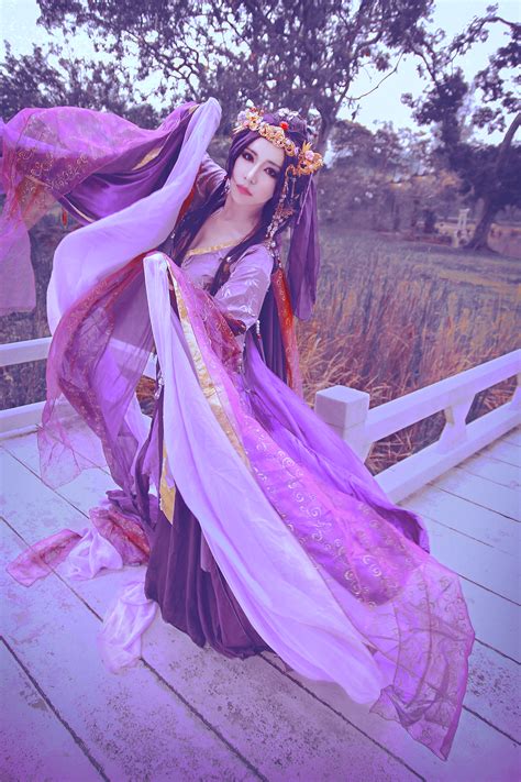 Hua qian gu is the world's last god, so since young she has often been injured by demons and supernatural spirits. HUA QIAN GU by xysy11 on DeviantArt