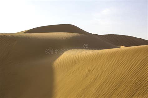 Ausgehen wird der sand der sahara deswegen aber nicht. Sahara öken med solen arkivfoto. Bild av kamel, klimat ...