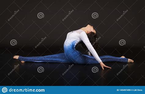 Acrobata Da Menina Gin Stica Um Atleta Novo Em Um Terno Azul E Branco Acrobacia Praticando