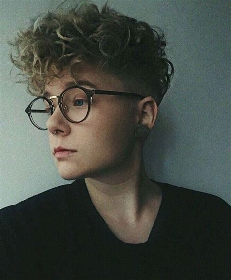 Androgynous hair is all about abandoning classical feminine looks and opting for more creative, empowering, and edgy alternatives. Pin by Stef J. on Haircuts in 2019 | Short hair styles ...