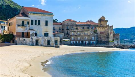 Preferite una spiaggia comoda per i vostri bambini o una caletta riservata per pochi eletti? Santa Maria di Castellabate, il borgo del Cilento | SiViaggia
