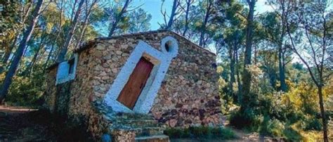 una cabana amb una porta inclinada inspirada en una aquarel·la de salvador dalí