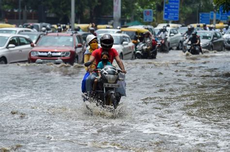 waterlogging in delhi roads due to rainfall photos hd images pictures news pics oneindia photos