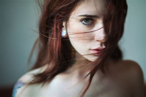 壁纸 妇女 红头发 绿眼睛 面对 头发在脸上 特写 裸露的肩膀 纹身 长发 景深 2048x1365