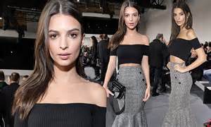 Braless Emily Ratajkowski Shows Off Her Perky Assets Daily Mail Online