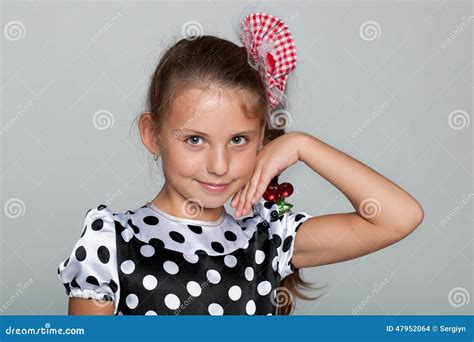 Retrato De Una Chica Joven Sonriente Bonita Foto De Archivo Imagen De