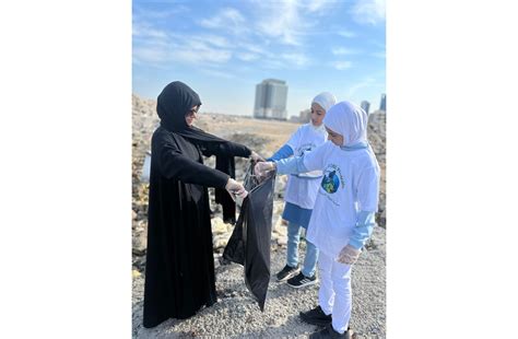 طالبات ابتدائية السهلة يبادرن بتنظيف ساحل كرباباد صحيفة الأيام البحرينية