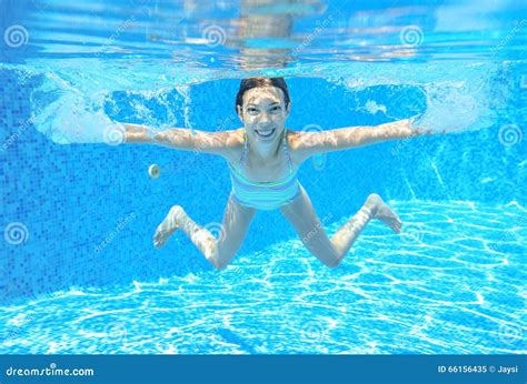 Kind Schwimmt Im Unterwasser Pool Glückliches Aktives Mädchen Hat Spaß Unter Wasser