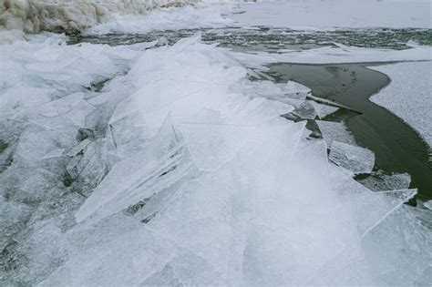 Mesmerizing Timelapse Shows Ice Shards Forming Along Lake Michigan