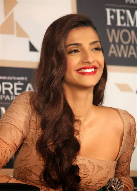sonam kapoor looks irresistibly sexy in a low neck dress at l oreal paris femina women awards