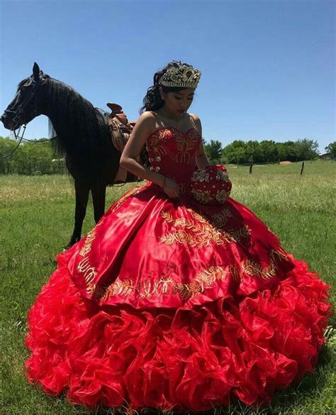 Camina hacía la pista de baile como la realeza. XV años | Mexican quinceanera dresses, Charro quinceanera ...
