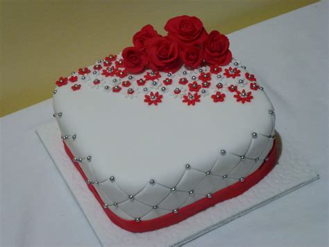 We personally find the color somewhat suits the lovey dovey celebration too, as red shade ruby possesses is often used to express everything related to love. Cakes and Other Delights: 40th Wedding Anniversary