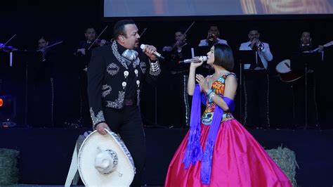 Pepe Aguilar Y Ángela Aguilar Cantando Durante La Conferencia De Prensa