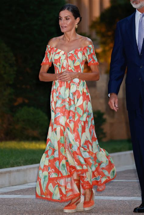 La Reina Letizia Sucumbe Al Vestido Que Triunfa Entre Las Famosas