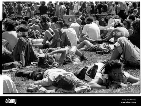 It S Really Hot In The Middle Of The Day And People Start To Doze Off In The Nme Stage Crowd At