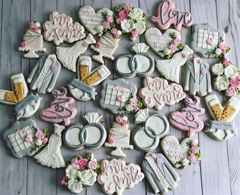 The chocolate dipped ones are great and the macaroons are even better! Aw, Sugar: 10 Best Cookies for Wedding Favors | Emmaline Bride