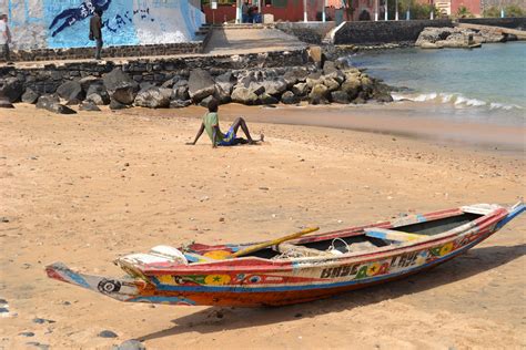 Sénégalais Et Pirogue Sur LÎle De Gorée Bateaux Transport Quai