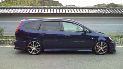 The honda stream is a compact mpv produced by japanese honda cars since october. Honda Stream 2002 - YouTube