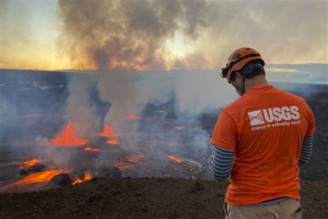 As Tourists Flock To View Volcanos Latest Eruption Hawaii Urges